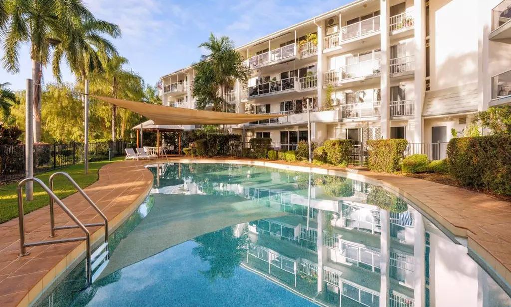 Palm Cove Getaway: Two or Three-Bedroom Apartment with WiFi