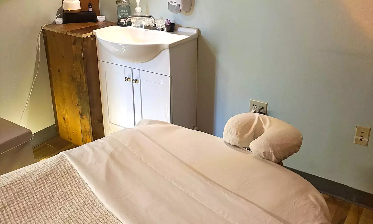 Relax with 60 Minute Hot Stone Massage with Scalp Massage/Mini Facial