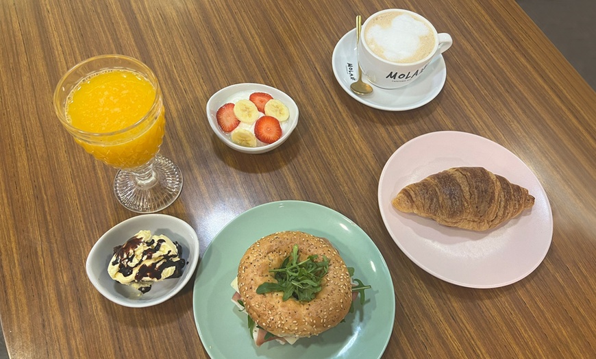 Image 4: Menú de brunch para 2 o 4 con bebidas, yogur, croissant, tostada y más