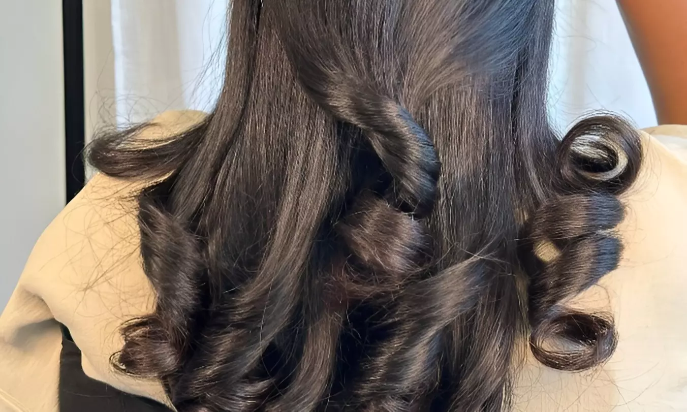 Stralend haar met volume en glans na een professionele blowdry