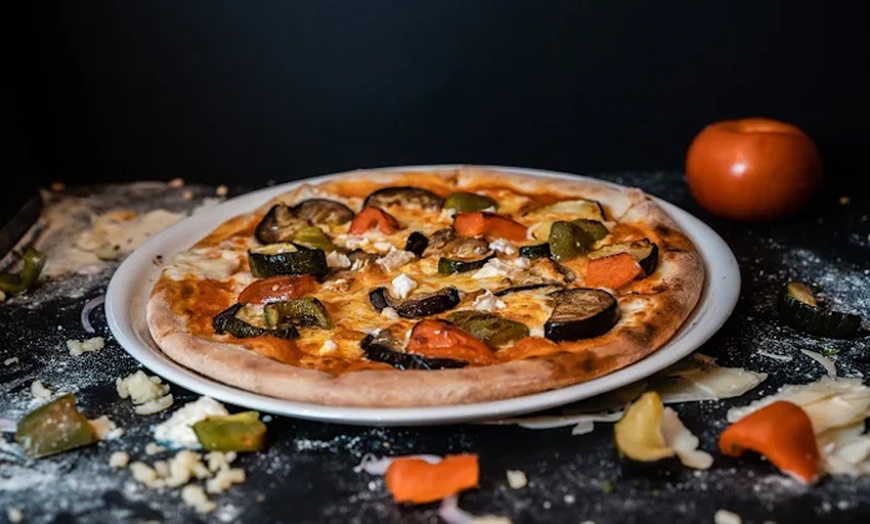 Image 12: Menú italiano con entrantes, principales, postres y bebidas 