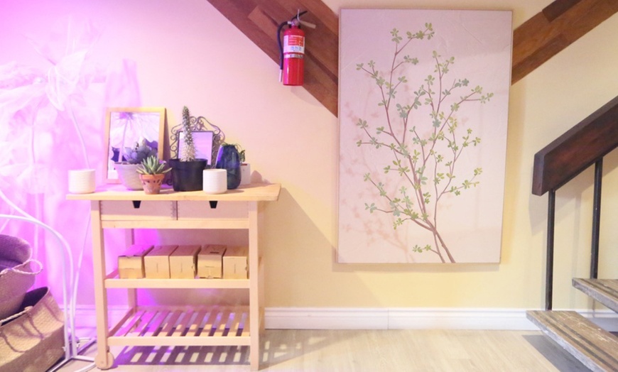Image 4: Couples massage bliss—Choose 60, 90, or 120 minutes of relaxation!