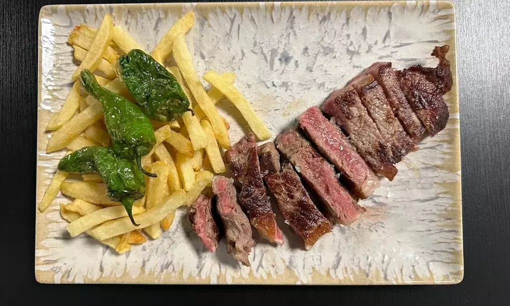 Menú para 2 o 4 personas con entrante, principal, postre y bebidas