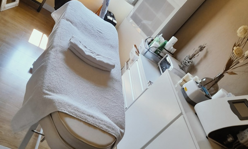 Image 2: Masajes de 30 o 60 min: craneofacial, espalda o con hidratación