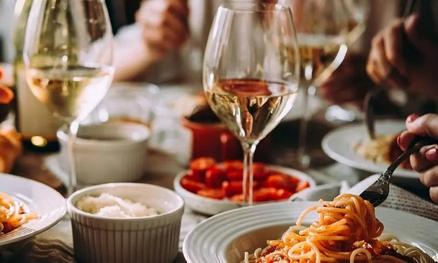 Image 19: Menú mediterráneo para 2 o 4 con postres y vino con vistas al mar