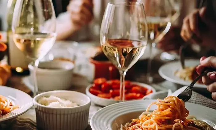 Menú mediterráneo para 2 o 4 con postres y vino con vistas al mar