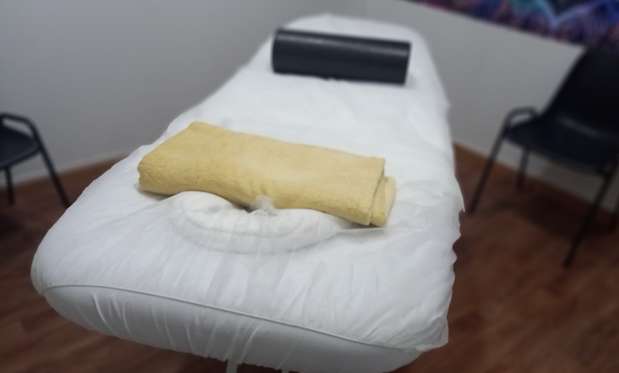 Image 3: Masaje relajante con piedras calientes de 30, 45 o 60 minutos 