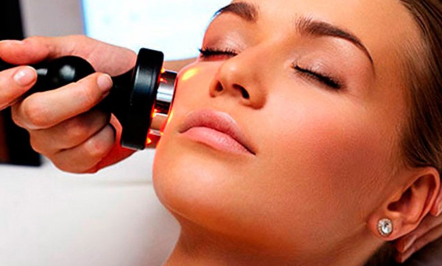 Image 2: Limpieza facial con radiofrecuencia en Julia’s Beauty Nails Center