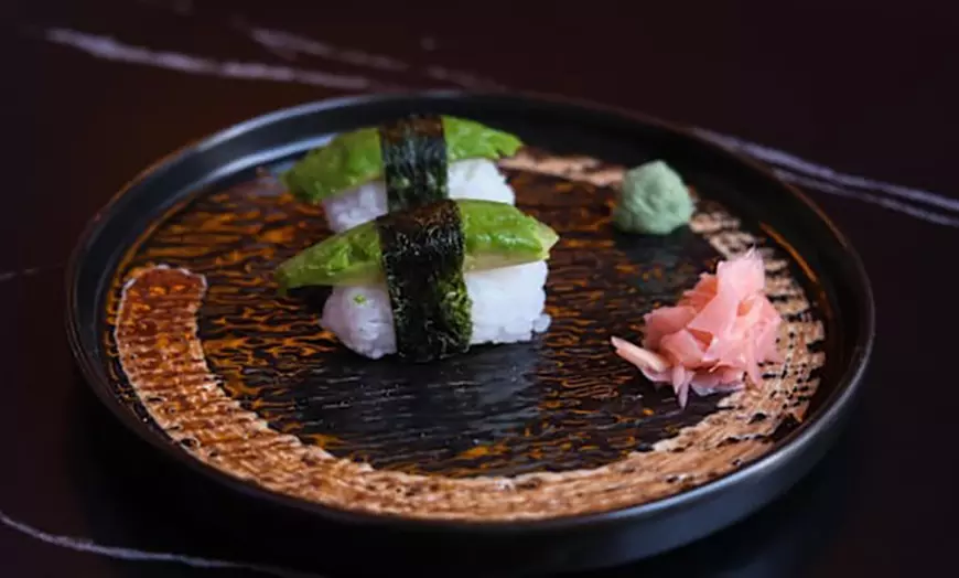Image 1: Menú japonés para 2 o 4 con entrantes, sushi variado y bebida