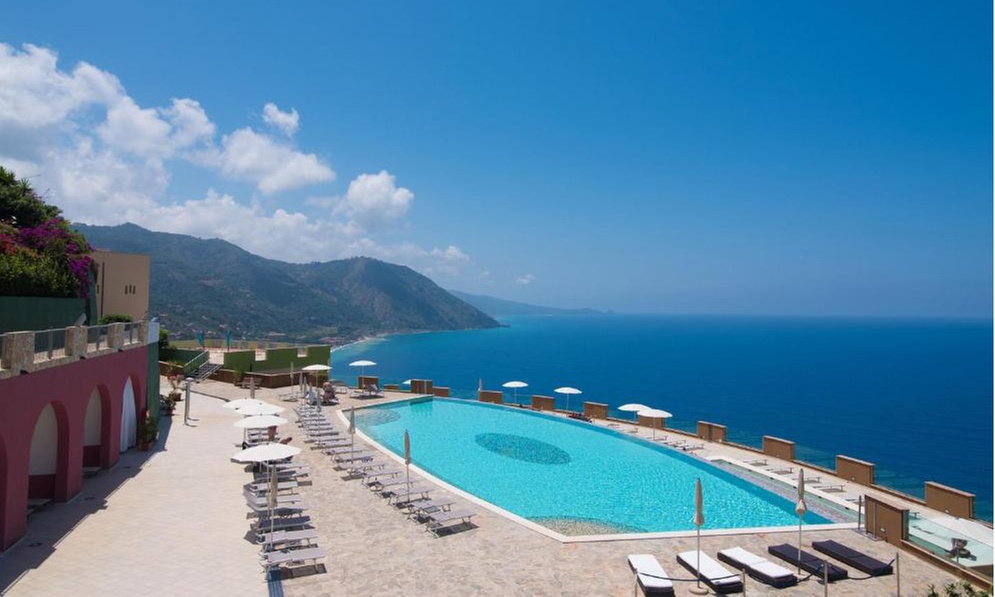 Messina 4*: soggiorno per 2, 3 o 4 persone in mezza pensione