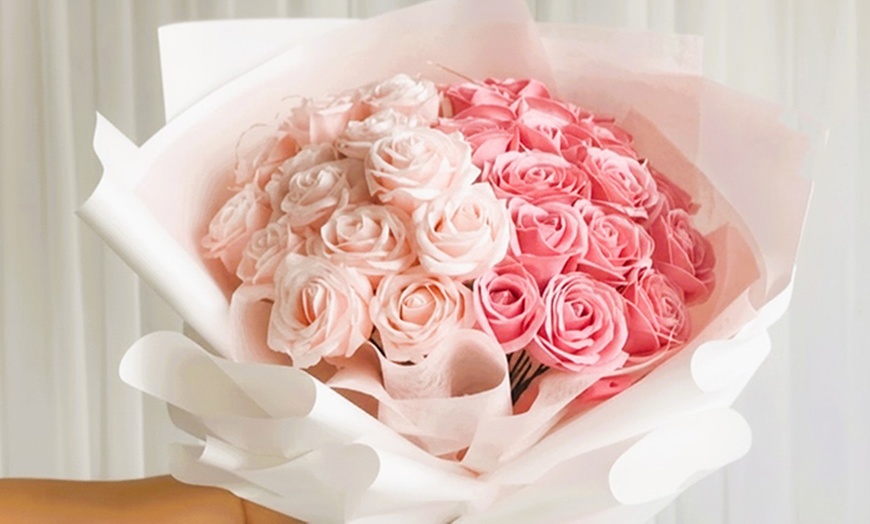 Image 7: Stunning 12-,18-, 24-, 50-, / 00-Rose Bouquets in Your Favorite Color