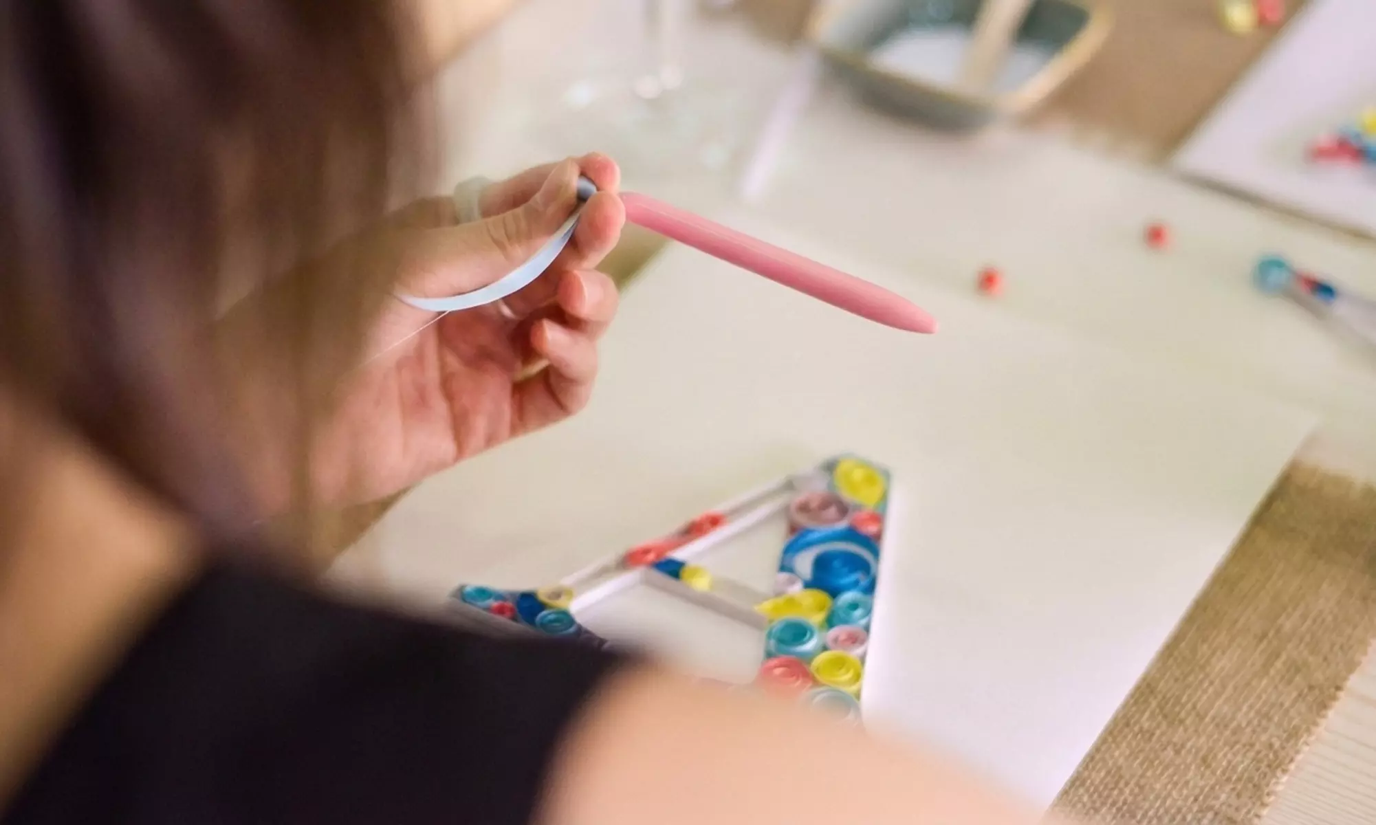 Taller de quilling de 3 horas con vino y picoteo para 1 o 2 personas