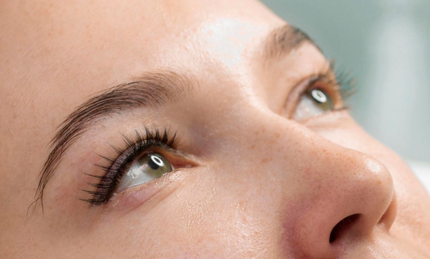 Image 1: Lifting y tinte de pestañas con tratamiento, laminado de cejas y más