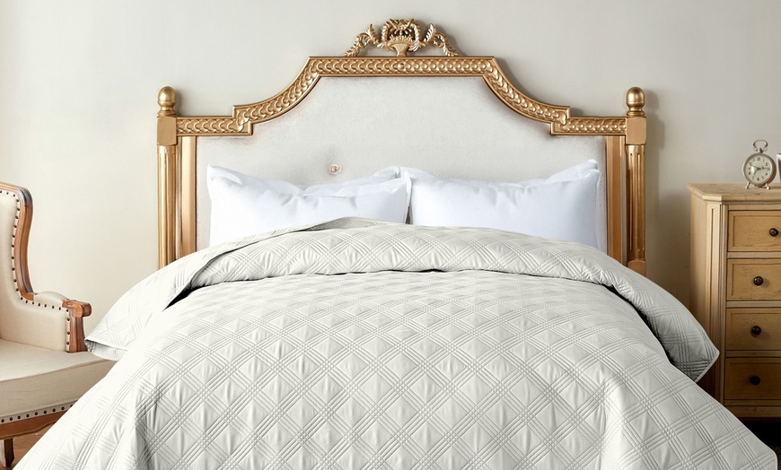 Image 6: Colcha matrimonial de raso