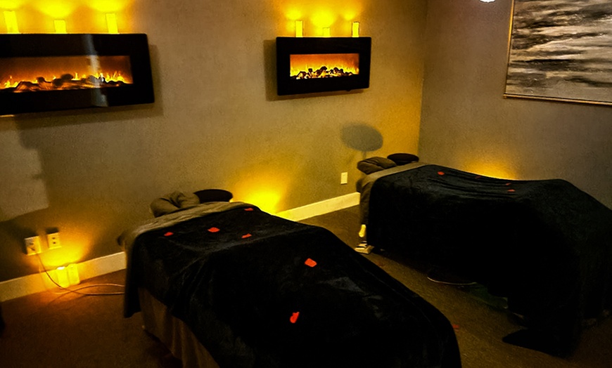 Image 2: 50-Minute Couples Massage with Hot Stones, Aromatherapy, & Reflexology