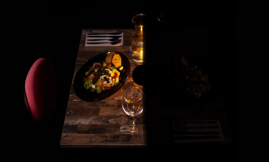 Image 13: Brunch in het donker: proef, voel en beleef het verschil in Amsterdam