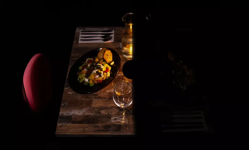 Image 13: Brunch in het donker: proef, voel en beleef het verschil in Amsterdam