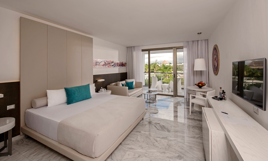 Image 3: ✈ 3 or 5-Night Platinum Yucatán Princess Vacation with Air 