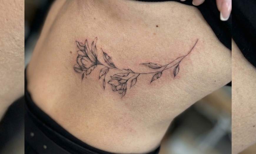 Image 9: Tatuaż cienką kreską – kobiece motywy kwiatowe w wybranym rozmiarze