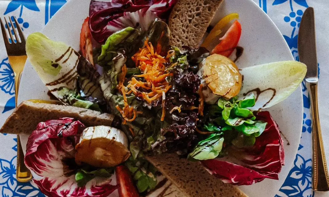 Gegrillter Ziegenkäse mit Salat, Honig-Senf-Dressing und Knoblauchbaguette für 1 - 4 Personen (bis 33% sparen) - Primary Image