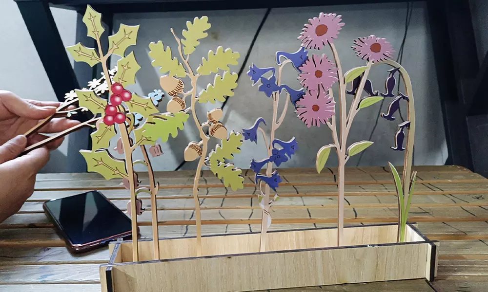 Holzkiste mit Geburtsblumen und Namen