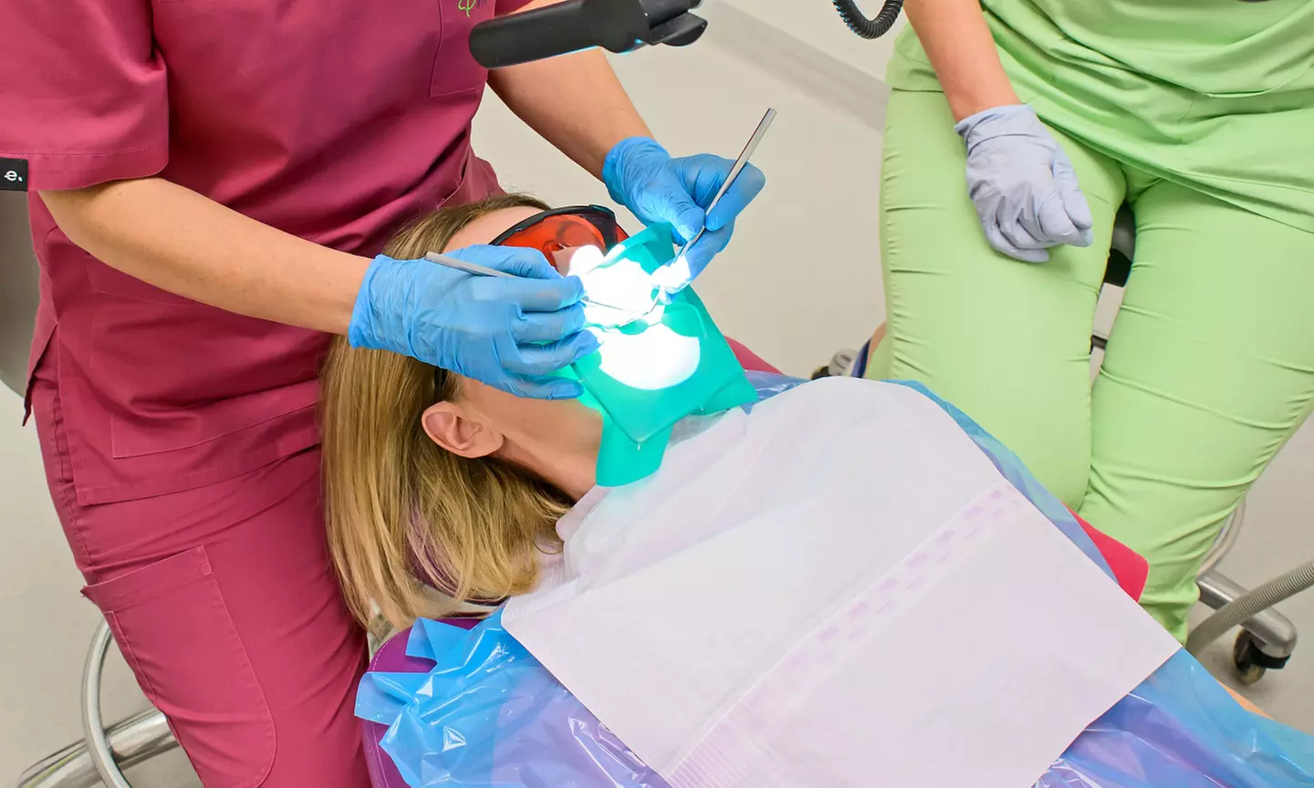 Groupony zniżkowe do wykorzystania na usługi stomatologiczne w Plombino (do -76%) - Primary Image