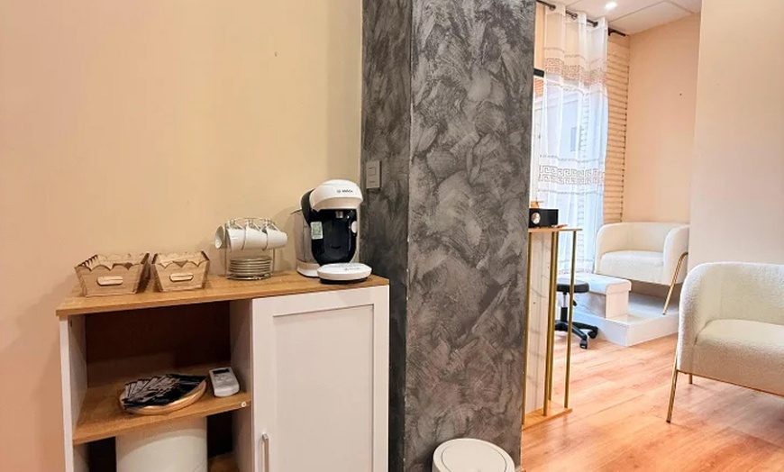 Image 13: Presume de uñas con una sesión de manicura, pedicura o ambas para 1 