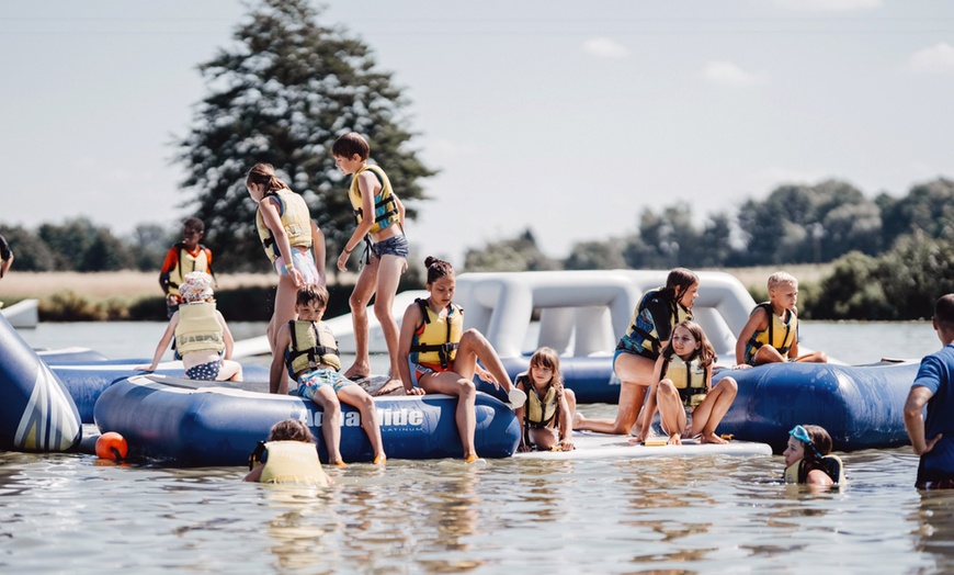 Image 7: Aktywny dzień nad wodą: bilety na pływający plac zabaw i wakeboard