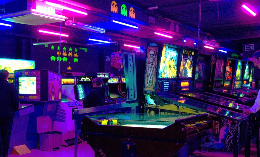 Image 10: Pase o descuento del 10 % para evento en sala de recreativos retro