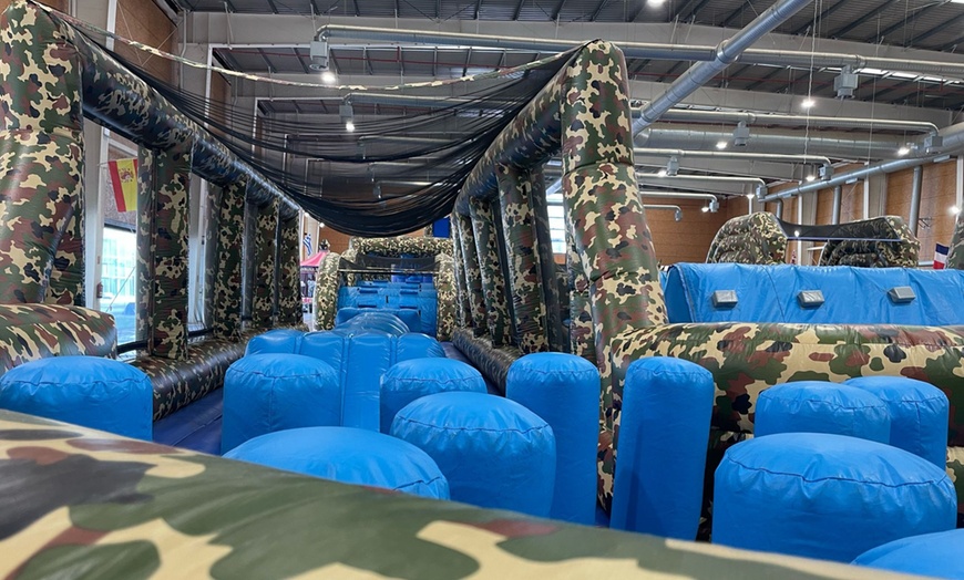 Image 10: Entrada al circuito de hinchables Crazy Warriors del 17 al 25 de abril