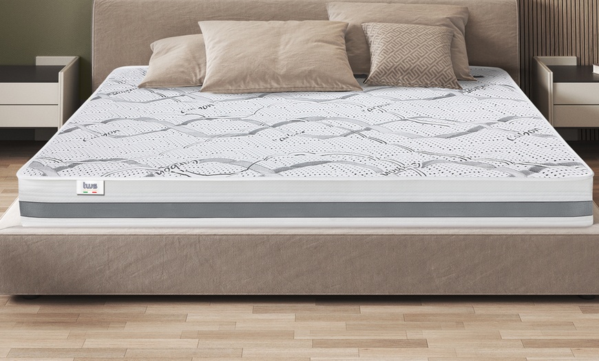 Image 3: Colchón de espuma expandida con agua, de The White Stone