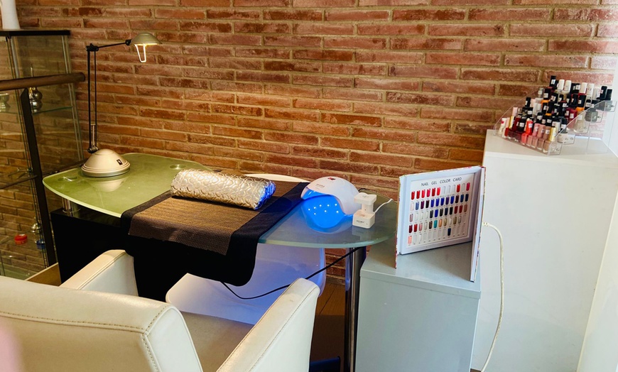Image 6: Presume de estilo único con sesiones de manicura, pedicura o ambas 