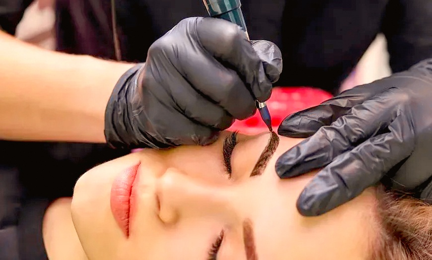 Image 8: Rasgos definidos: micropigmentación capilar, de cejas o labios