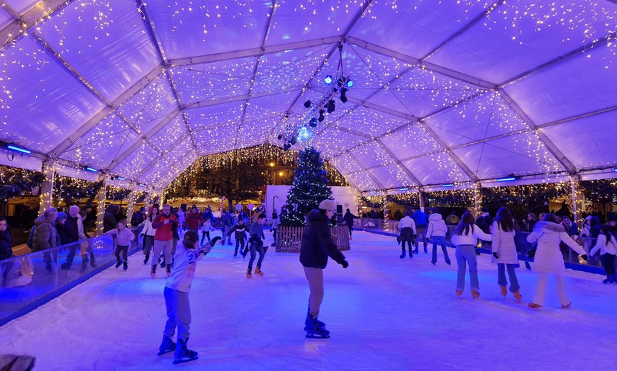 Image 1: Plan navideño para 1 o 2 en pista de hielo con patines en Alameda