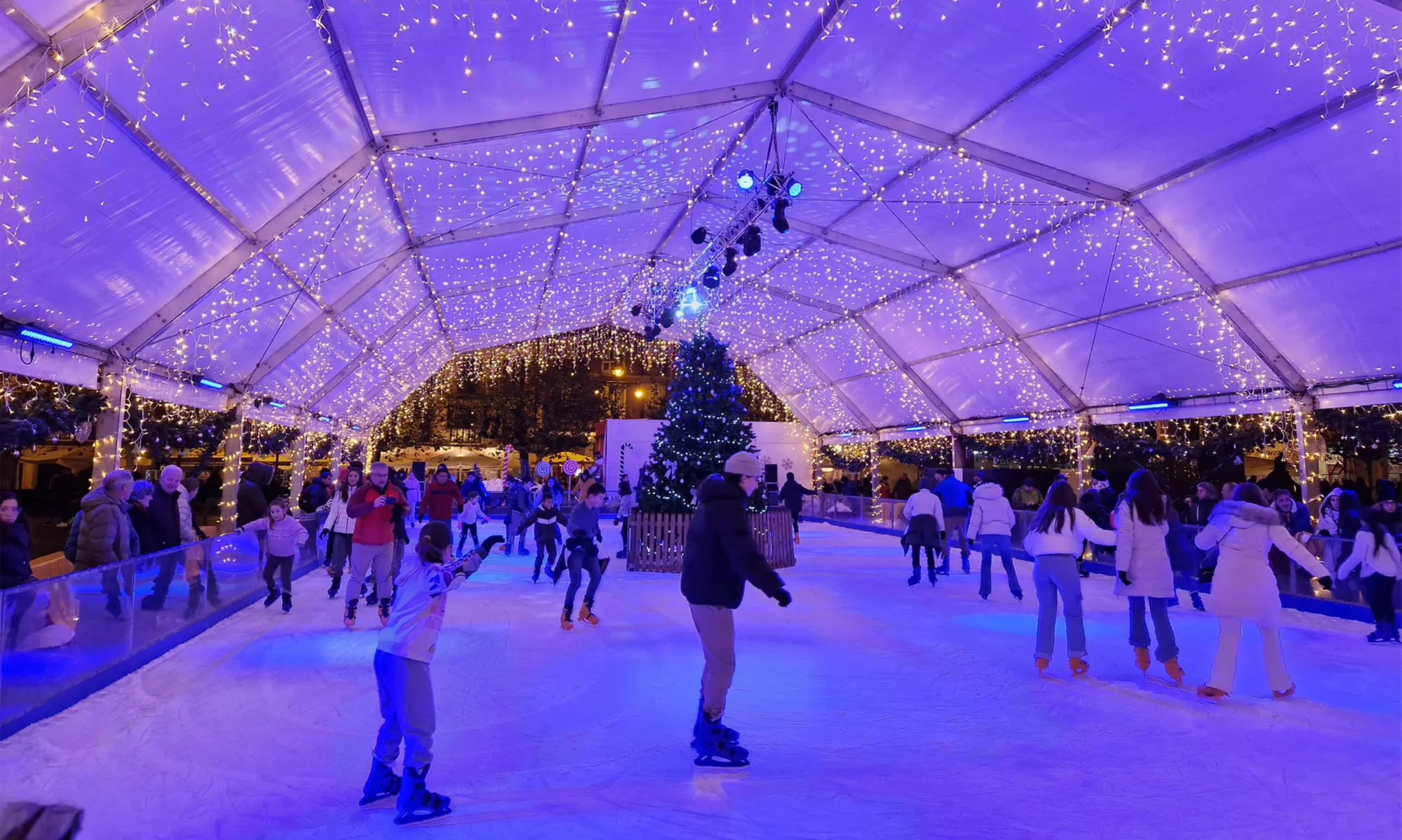 Experiencia navideña para 1 o 2 en pista de hielo durante 1 hora en la Alameda de Hércules, ahorra un31% - Primary Image