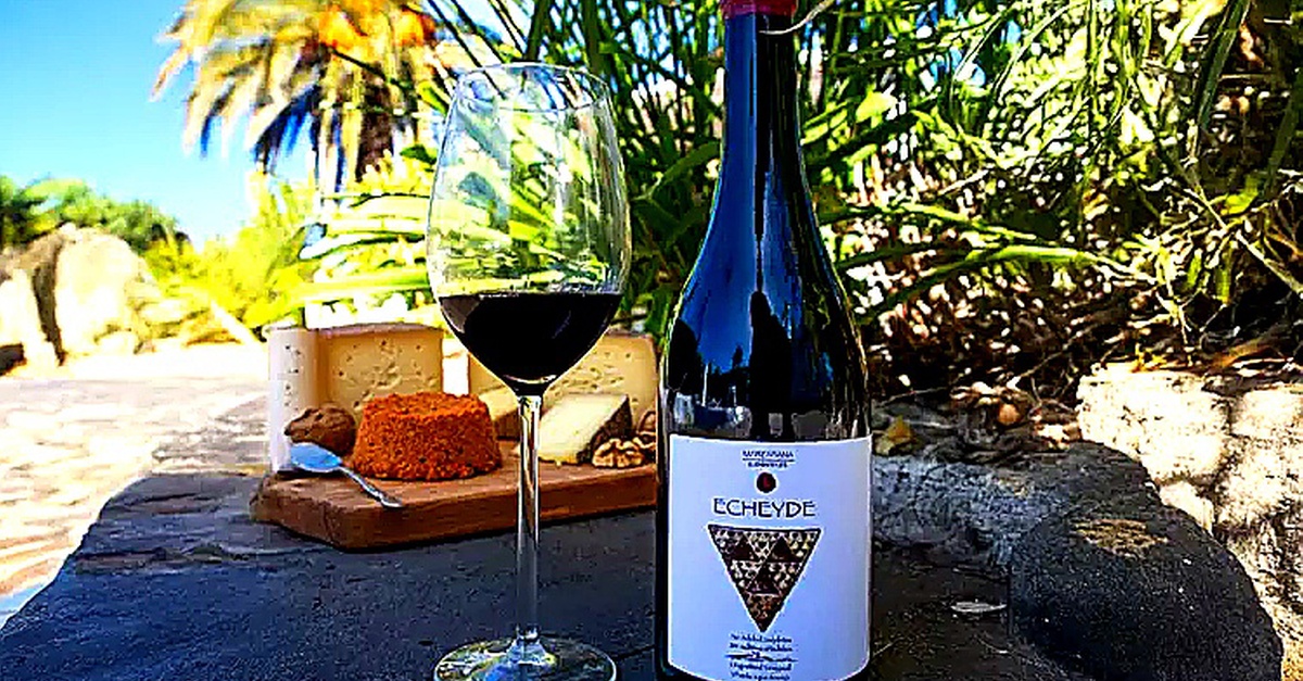 Degustación de tres vinos naturales con aperitivos para dos o cuatro personas en Tenerife
