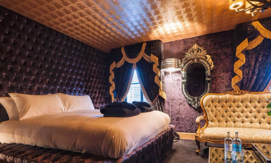 Image 31: Oxfordshire: An Overnight 5* Stay w/ Dinner and Champagne 