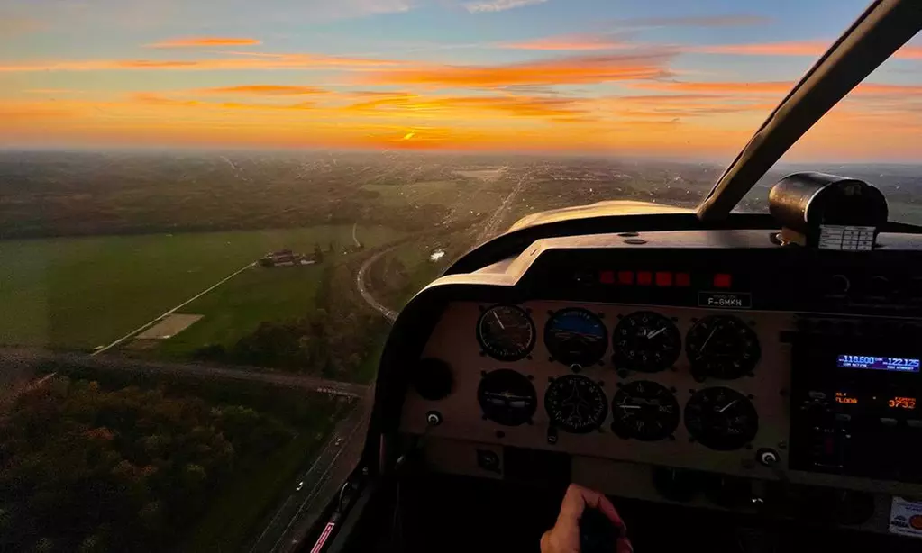 30 minutes de briefing et 30 minutes de vol effectif avec Club Aéro formation (50% de réduction)