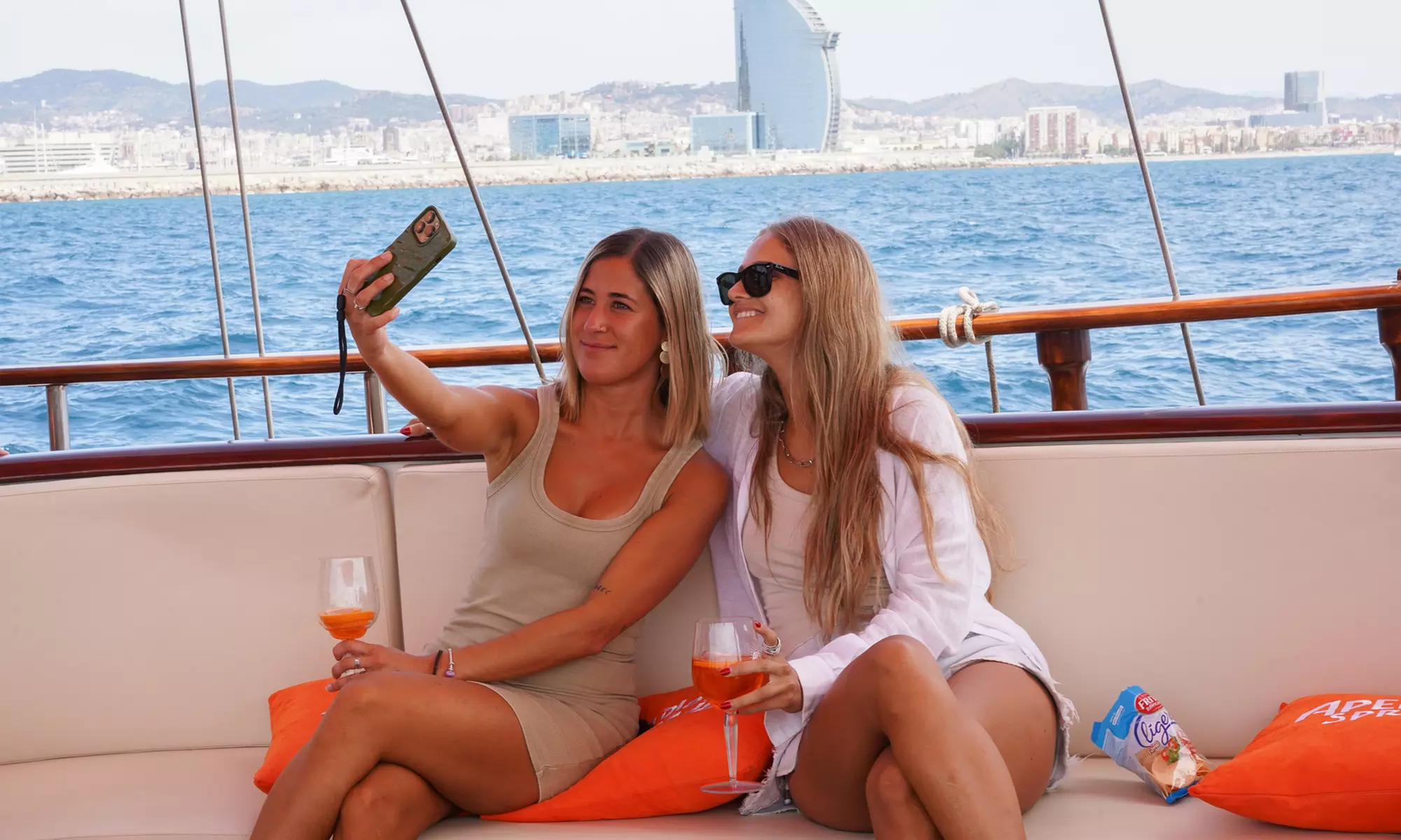 Paseo de 1 hora en catamarán a vela por la costa de Barcelona