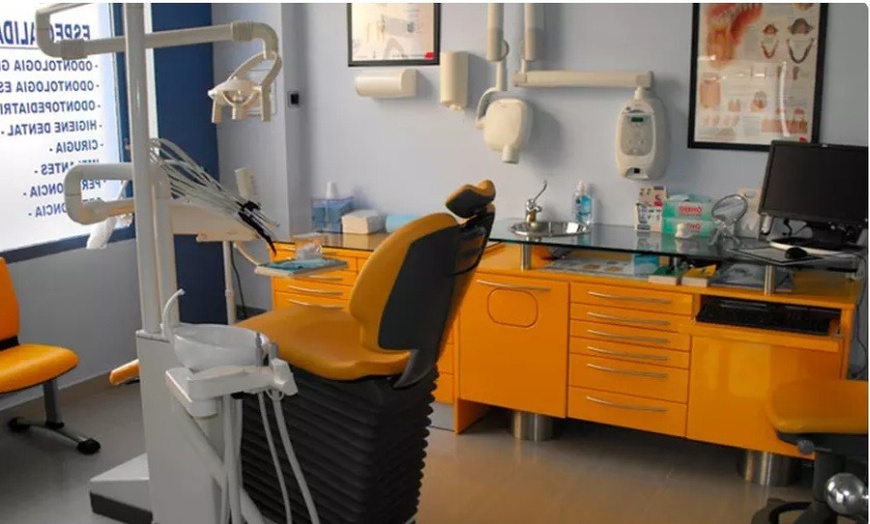 Image 2: ¡Mejora tu sonrisa! Hasta 4 carillas de composite para 1 persona 