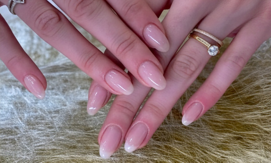 Image 3: Beauté des ongles : gainage et vernis semi-permanent
