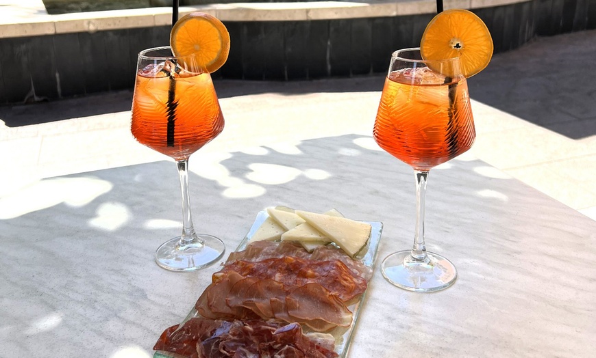 Image 3: 2 o 4 Aperol con tabla de ibéricos y queso o ensaladilla rusa a elegir 