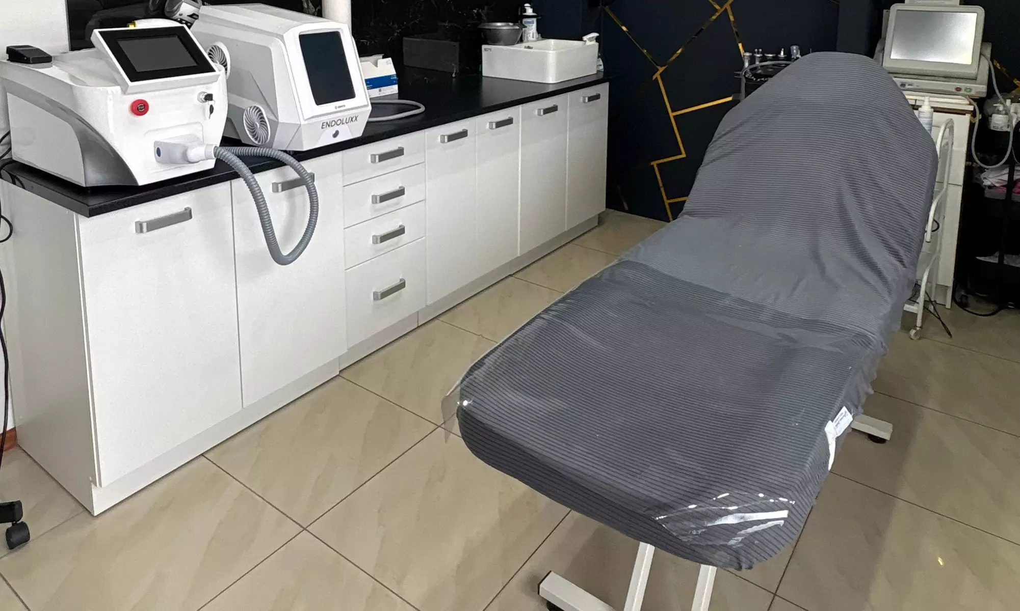 Zabiegi laserowe i karboksyterapia na wybrane partie twarzy i ciała