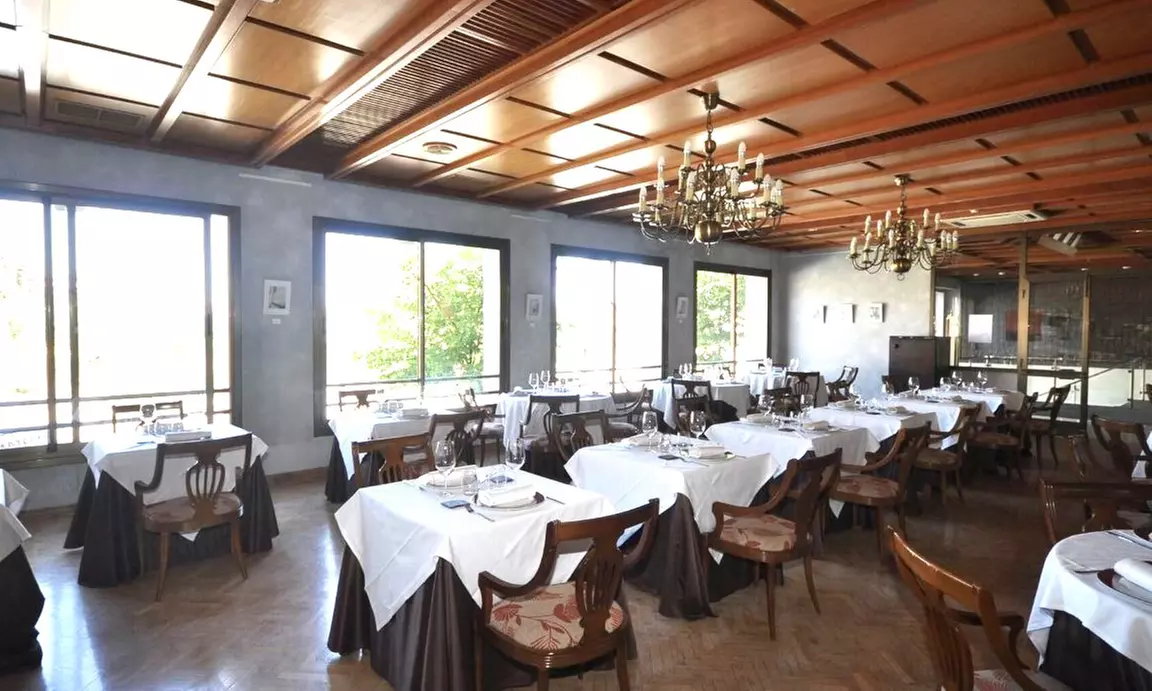 Menú de cochinillo para 2 o 4 personas con entrante, postre y bebida