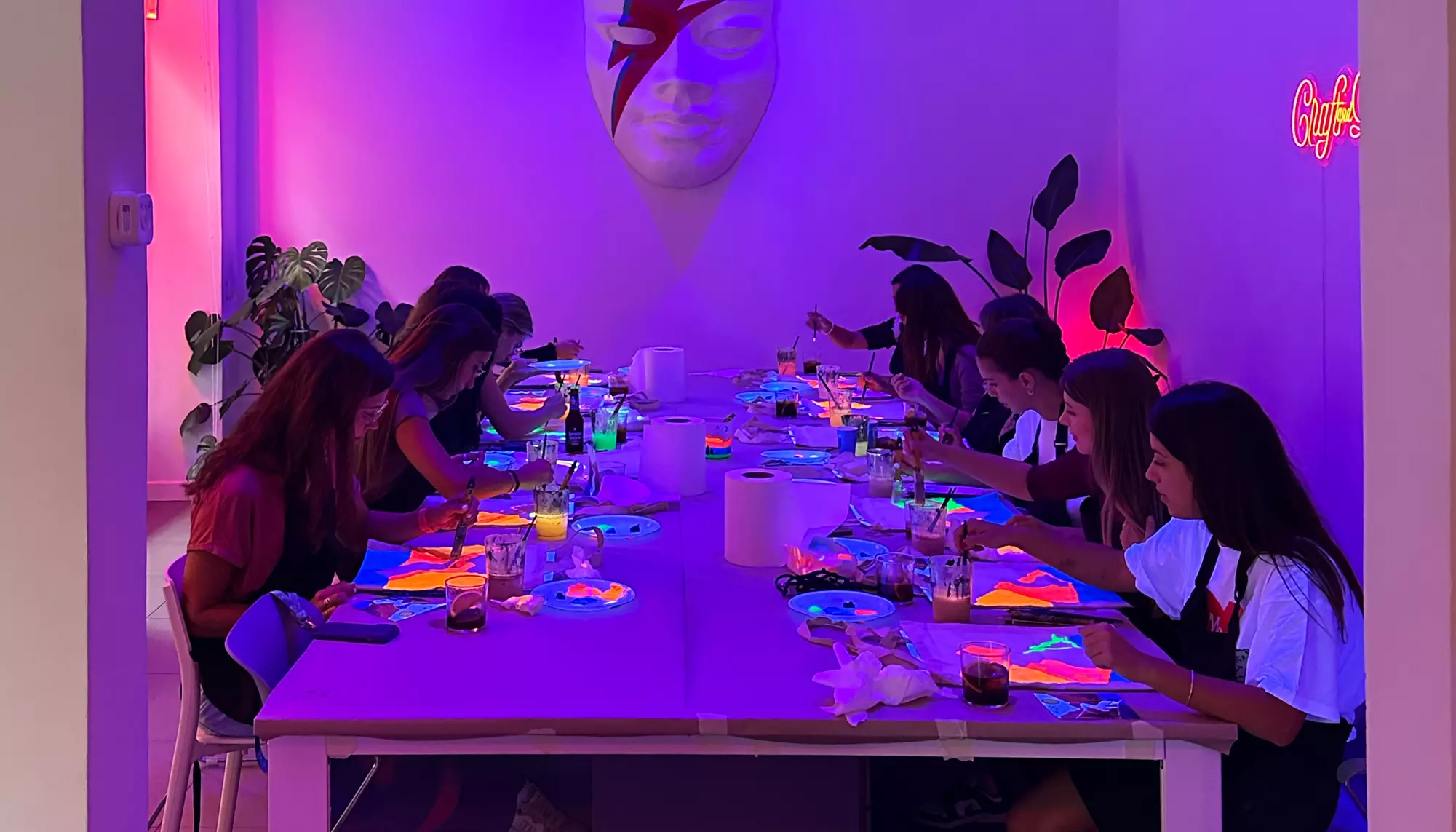 Pinta una totebag con vermú y cerveza en Malasaña para 1 o 2 personas