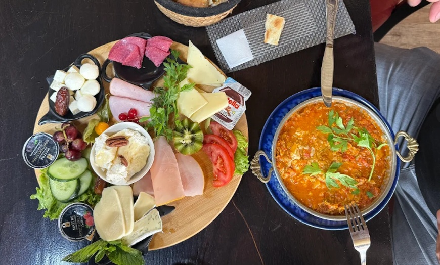 Image 3: Deluxe-Frühstück mit Nachtischbecher nach Wahl für 2 oder 4 Personen