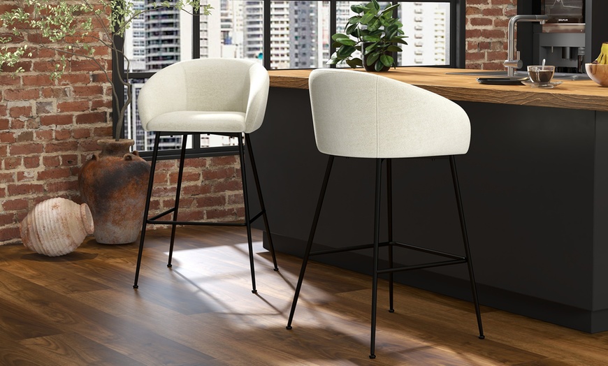 Image 2: Lot de 2 fauteuils de bar CHLEA en tissu et métal 