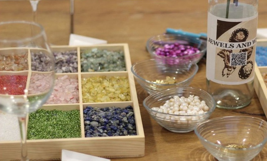 Image 2: Taller de creación de joyas con vino ilimitado para 1 o 2 personas 