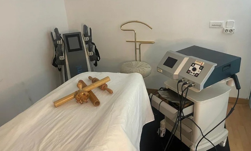 Image 3: 1 o 2 sesiones de exosomas con dermapen en 2 fases en rostro completo