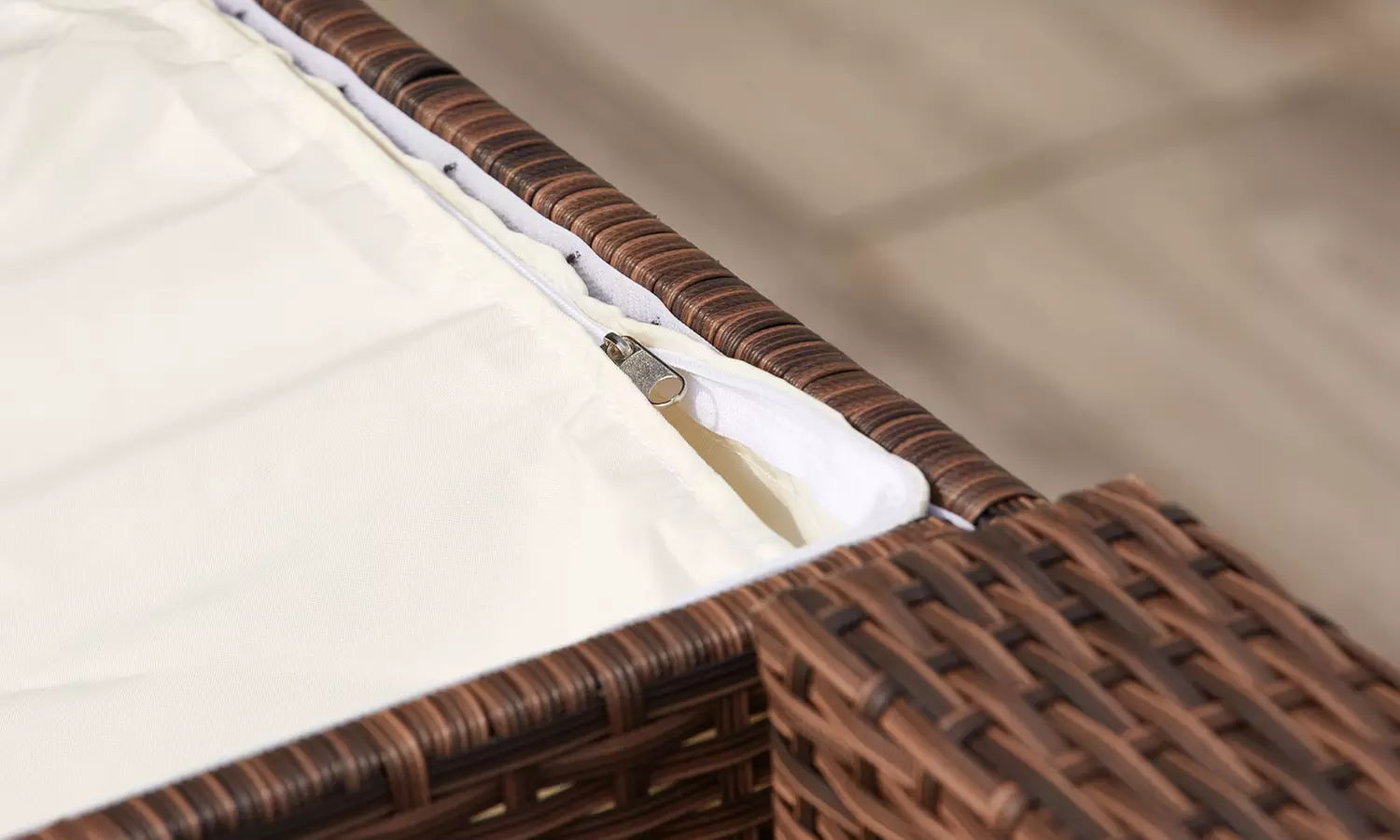 Salon de jardin 4 places Kocoon en résine tressée, modèle "Oacari"